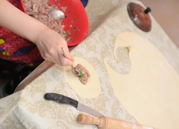 La mujer prepara un pastel —  Fotos de Stock