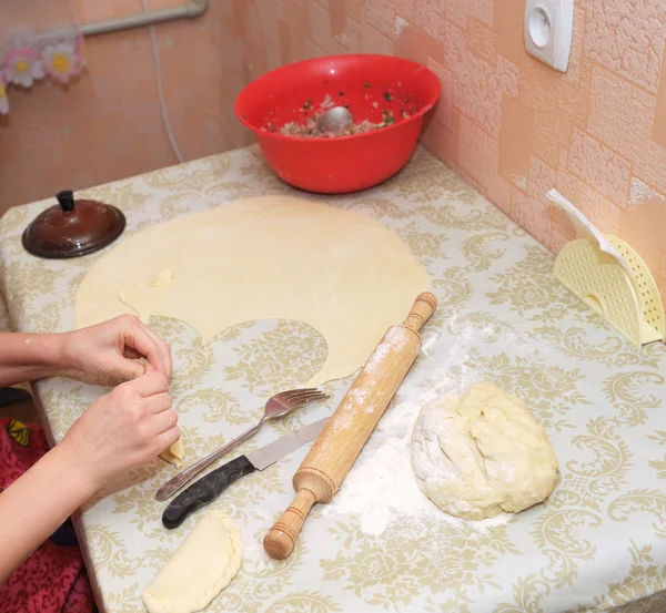 Kvinnan förbereder en paj — Stockfoto