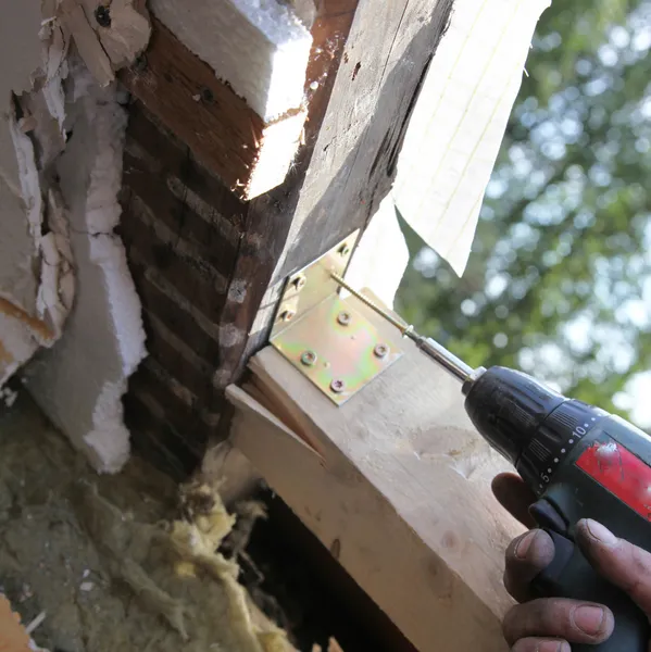 Construcción de madera para la instalación de un tragaluz — Foto de Stock
