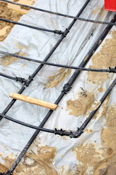 Instalación de tuberías de calor geotérmico en el suelo — Foto de Stock