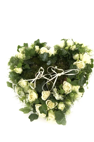 Anéis de casamento num coração feito? de rosas e hera — Fotografia de Stock