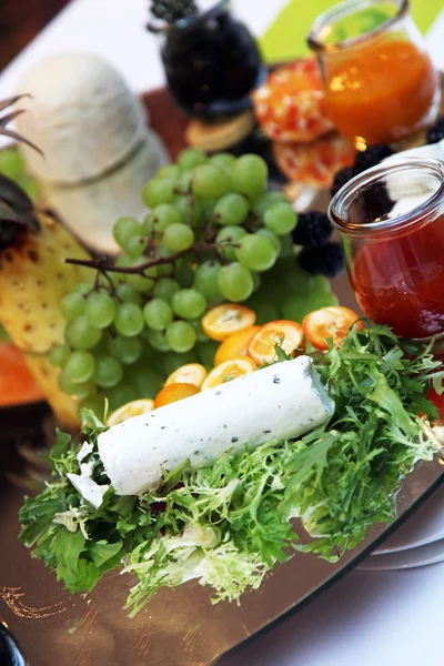 Smaczny ser, sałata i winogron — Zdjęcie stockowe