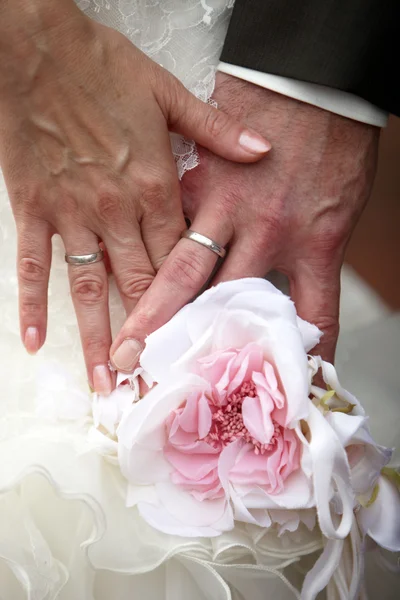 Couple nouvellement marié - se tenant la main — Photo