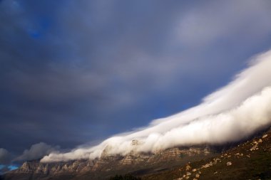 bulutlar ve sis kaplı Masa Dağı