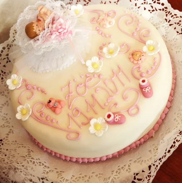 Roze verjaardagscake met decoraties — Stockfoto