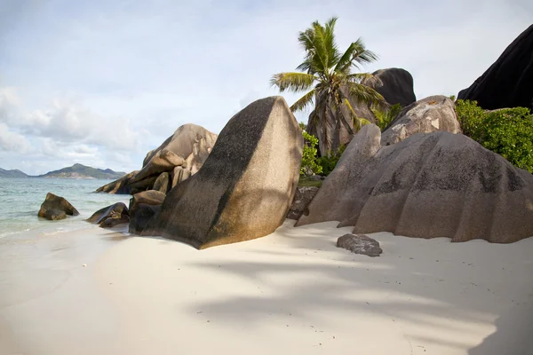 Rajska plaża z białym piaskiem i skały — Zdjęcie stockowe