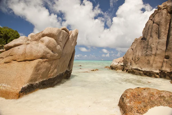 Tropical beach with rocks — Stock Photo, Image