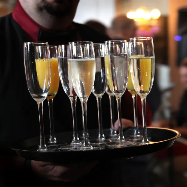 Kelner obsługujących taca z musującego wina i szampana — Zdjęcie stockowe