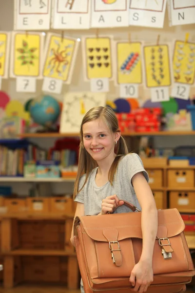 학교 가방으로 학교에서 행복 한 여자. — 스톡 사진