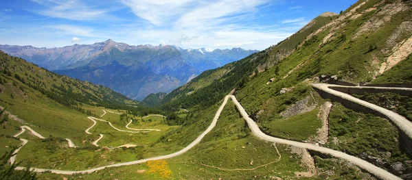 Неасфальтированная дорога через холмы и горы . — стоковое фото