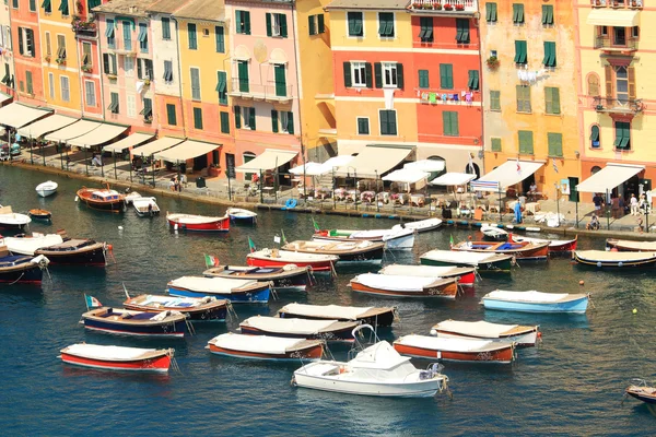 Boote schwimmen entlang der bunten Häuser von Portofino. — Stockfoto