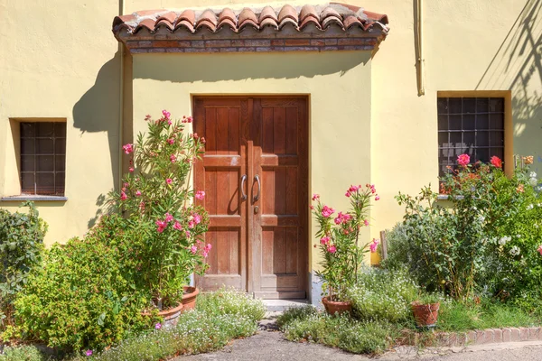 Pequeño patio y puerta de madera en Roddi, Italia . —  Fotos de Stock