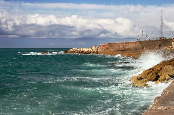 Wellen auf dem Mittelmeer. — Stockfoto