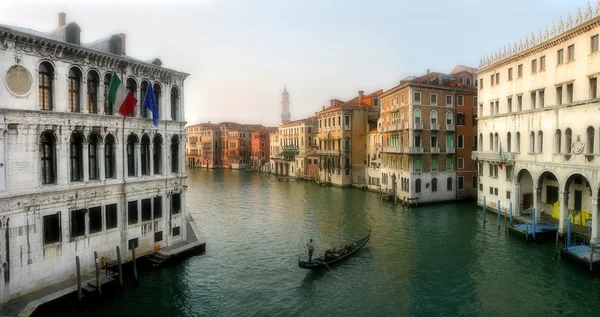 Grand canal mezi starých historických budov v Benátkách, Itálie. — Stock fotografie