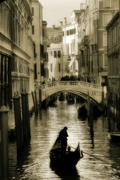 在威尼斯运河上的缆车剪影. — 图库照片