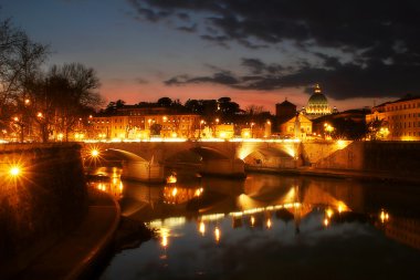 Tiber Nehri ve gece Vatikan de akşam aydınlatılmış.