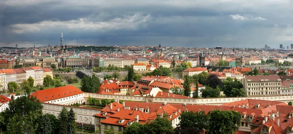 Panoramisch luchtfoto skyline mening van Praag. — Stockfoto
