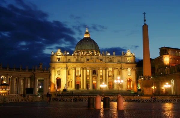 Papežská bazilika sv. Petra ve Vatikánu. — Stock fotografie
