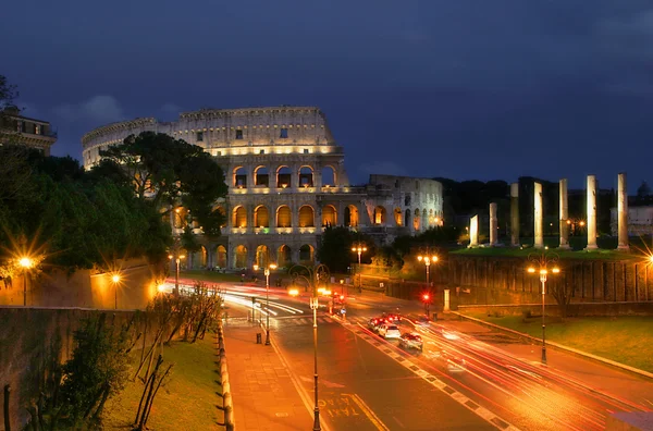 Колізей вночі в Римі, Італія. — стокове фото