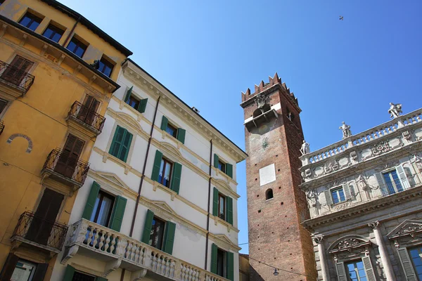 Historische häuser in verona, italien. — Stockfoto