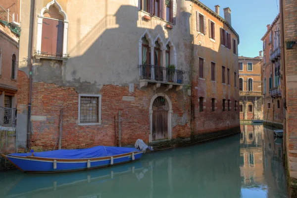 Malý kanál mezi staré domy v Benátkách. — Stock fotografie