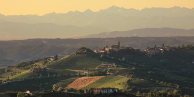 gün batımında piedmont tepeler.