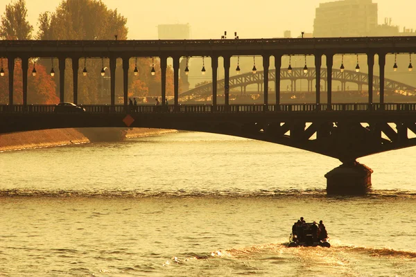Most přes řeku Seinu v západu slunce. Paříž, Francie. — Stock fotografie