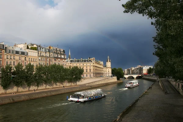 Kapal wisata di sungai Seine di Paris, Perancis . — Stok Foto