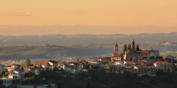 Tepenin üstünde bir kasaba. Piedmont, İtalya. — Stok fotoğraf