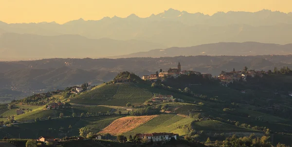 Wzgórza Piemontu w zachód słońca. — Zdjęcie stockowe