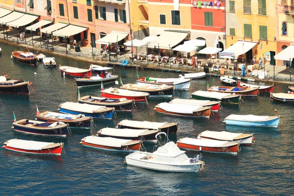 Boten in de baai van portofino. Ligurië, Italië. — Stockfoto