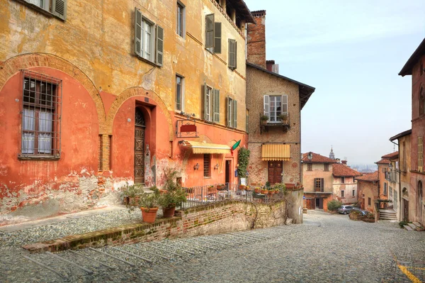 Oude straat. Saluzzo, Italië. — Stockfoto