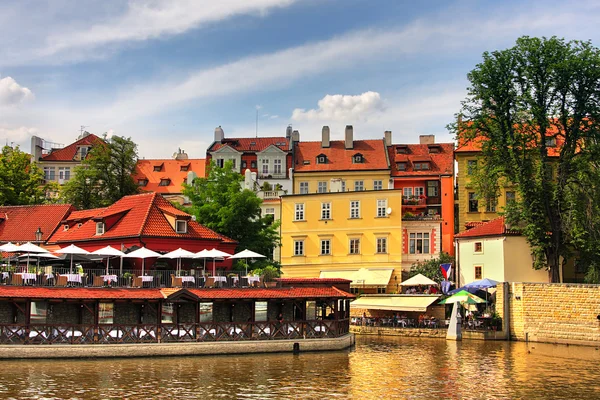 Vecchie case colorate di Praga . — Foto Stock
