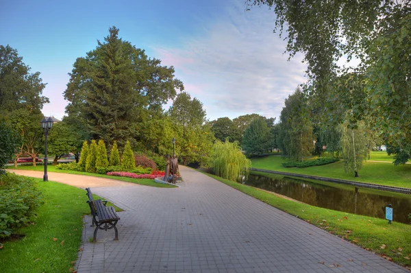 リガ、ラトビアの都市公園. — ストック写真