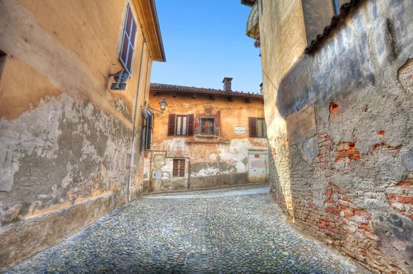 Casas viejas. Saluzzo, Italia . — Foto de Stock