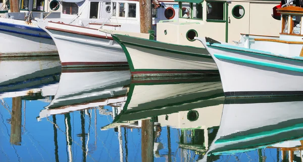 Motorbåtar reflektion i stilla vatten. — Stockfoto