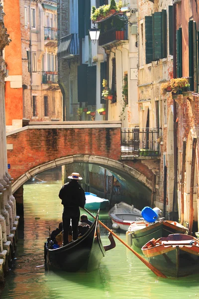 Gondol vid kanalen i Venedig, Italien. — Stockfoto