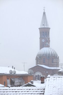 Kilise ve çatılarda kar altında.