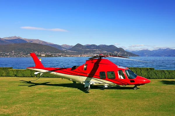 Helicóptero rojo en el campo de aterrizaje . — Foto de Stock