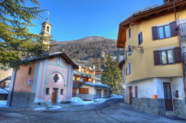 Iglesia en la pequeña calle de Limone Piemonte . — Foto de Stock
