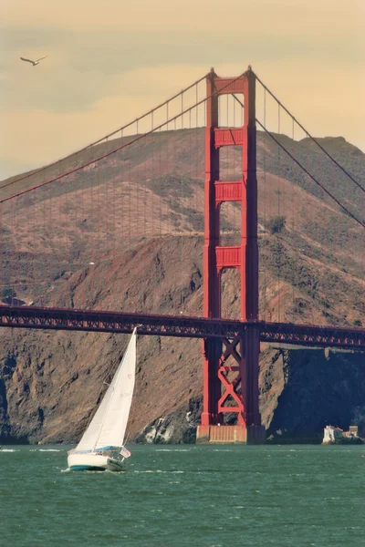 Yacht blanc contre Golden Gate Bridge . — Photo