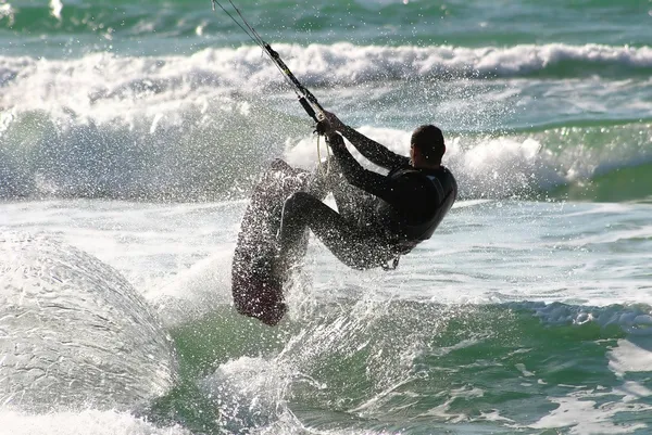 Kitesurfer glijdt op de Middellandse Zee.. — Stockfoto