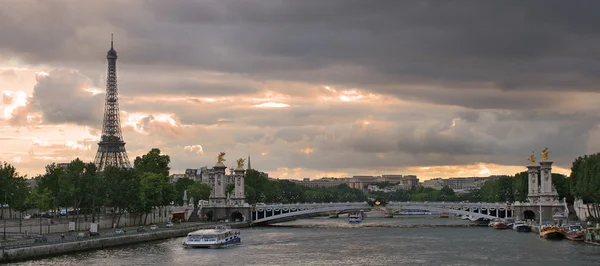 Panoramautsikt över floden Seine och Eiffeltornet. — Stockfoto