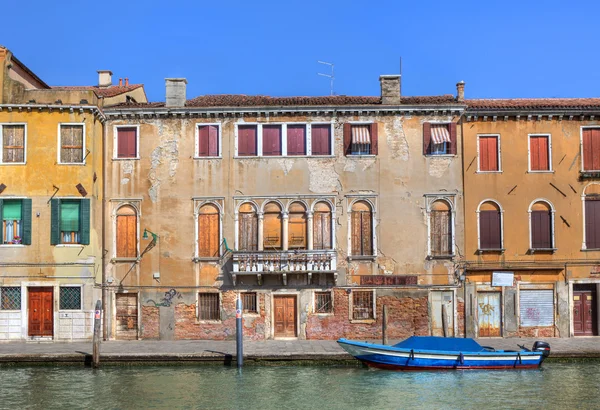 Stare domy wzdłuż kanału w Wenecja, Włochy. — Zdjęcie stockowe
