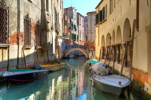 Boats on canal among houses in Venice, Italy. — Stock Photo, Image