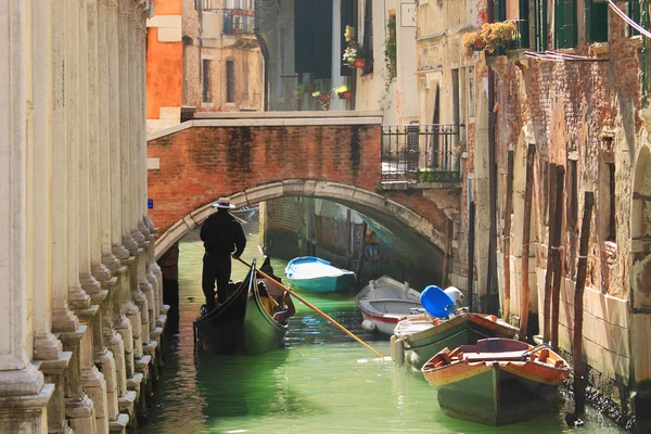Góndola en el canal en Venecia, Italia . —  Fotos de Stock