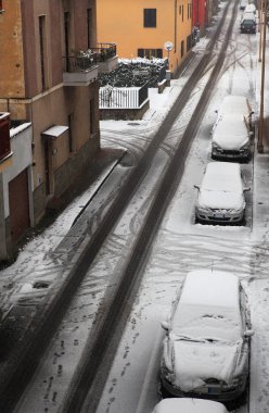 Şehir sokak kar ile kaplı.