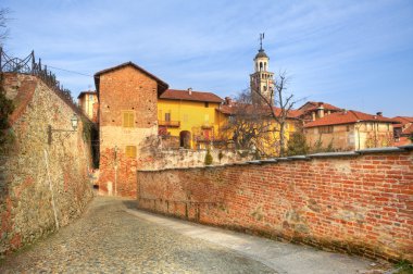 Eski evler ve taş döşeli sokakta saluzzo, İtalya.