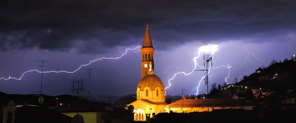 Blitz über Alba und die umliegenden Hügel in Italien. — Stockfoto