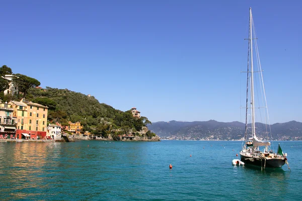 Jacht in der Bucht von Portofino. — Stockfoto